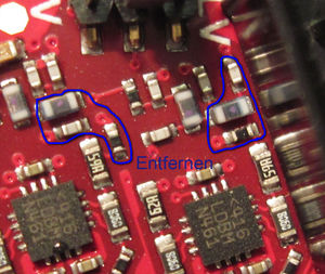 La photo ci-dessus indique les deux réseaux Résistance/Self/Capa à éliminer pour isoler le buffer AD8066ARMZ et le filtre antialiasing d’origine. (Encadré par le trait bleu et noté « Entfernen », « à écarter »). Il est plus simple d’utiliser deux fers à souder « pointe fine » pour saisir les composants de part et d’autre en mode « baguettes Chinoises ». Attention à la proximité du connecteur E2 qui n’apprécie pas les coups de chaud.